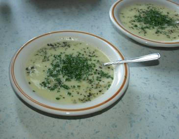 Zucchinicremesuppe mit Currykraut Zucchinicremesuppe mit Currykraut