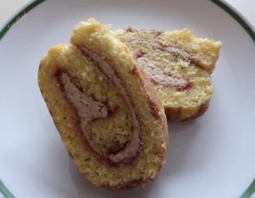 Biskuitroulade mit Bananentopfencreme und Marmelade Biskuitroulade mit Bananentopfencreme und Marmelade