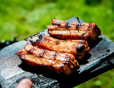 Asiatische BBQ Ribs mit Erdnüssen und Jungzwiebel Asiatische BBQ Ribs mit Erdnüssen und Jungzwiebel