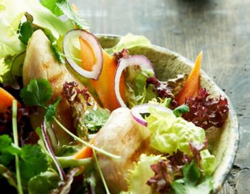 Bunter Salat mit scharfen Putenstreifen Bunter Salat mit scharfen Putenstreifen
