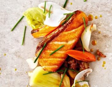 Knuspriges Lachsfilet mit Kartoffel-Jungzwiebel Stampf an konfierten Kirschtomaten und Weißweinsauce Knuspriges Lachsfilet mit Kartoffel-Jungzwiebel Stampf an konfierten Kirschtomaten und Weißweinsauce