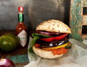 Tomaten-Melanzani-Avocado-Burger Tomaten-Melanzani-Avocado-Burger