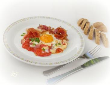 Tomatenei mit Speck und Salami zum Brunch Tomatenei mit Speck und Salami zum Brunch
