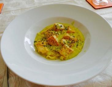 Lachswürfel an Spargelsoße mit Bandnudeln Lachswürfel an Spargelsoße mit Bandnudeln