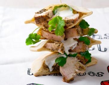 Pita mit Hendl und Zitronen-Joghurtsauce