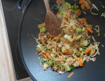 Buntes Wok-Gemüse mit Schinken Buntes Wok-Gemüse mit Schinken