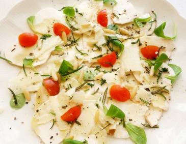 Steinpilz Carpaccio mit Parmesan und Knusper-Rosmarin Steinpilz Carpaccio mit Parmesan und Knusper-Rosmarin