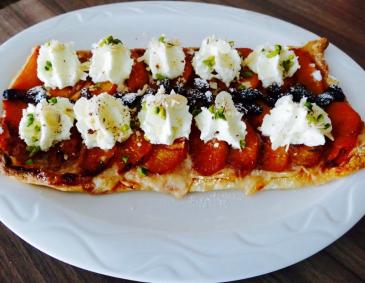 Flammkuchen mit beschwipsten Pfirsichen und Rosinen Flammkuchen mit beschwipsten Pfirsichen und Rosinen