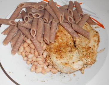 Putenbrust mit Nudeln und weißen Bohnen Putenbrust mit Nudeln und weißen Bohnen