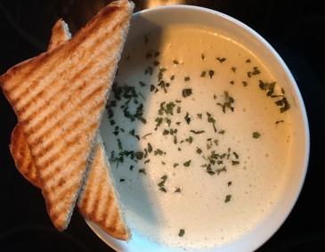 Rieslingsuppe mit Toastecken Rieslingsuppe mit Toastecken
