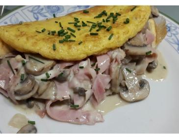 Omelette mit Schinken-Champignon-Füllung Omelette mit Schinken-Champignon-Füllung