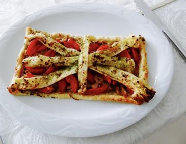 Flammkuchen mit Bärlauchpesto und Thunfisch Flammkuchen mit Bärlauchpesto und Thunfisch