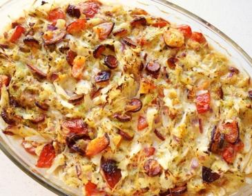 Weißkraut-Kartoffel-Auflauf mit Tomaten und Cabanossi Weißkraut-Kartoffel-Auflauf mit Tomaten und Cabanossi