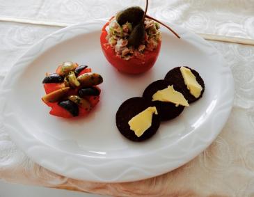 Gefüllte Tomate mit Thunfisch-Olivensalat Gefüllte Tomate mit Thunfisch-Olivensalat