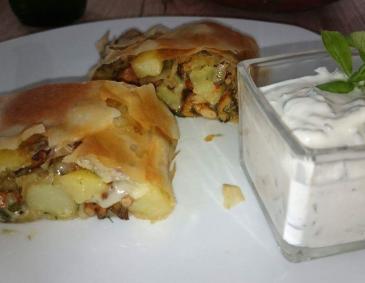 Eierschwammerl-Kartoffelstrudel mit Dip Eierschwammerl-Kartoffelstrudel mit Dip