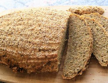 Zucchinibrot mit Chiasamen Zucchinibrot mit Chiasamen