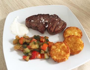 Ochsensteak mit Zucchini-Gemüse und Rösti Ochsensteak mit Zucchini-Gemüse und Rösti
