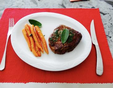 Filetsteak mit Salbei-Karotten Filetsteak mit Salbei-Karotten