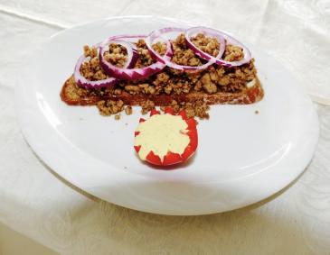 Lauwarmes Brot mit Faschiertem Lauwarmes Brot mit Faschiertem