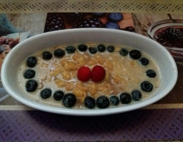 Hafer-Soja-Dinkelbrei mit Heidelbeeren Hafer-Soja-Dinkelbrei mit Heidelbeeren