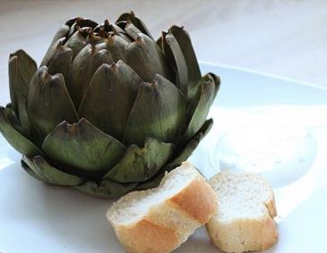 Artischocke mit Knoblauchdip Artischocke mit Knoblauchdip