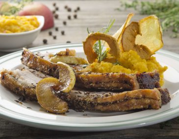 Gewürzkrusten-Braten mit Erdäpfel-Kürbispüree und glacierten Balsamico-Äpfeln