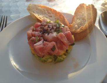 Thunfischtatar mit Mango-Avocado Thunfischtatar mit Mango-Avocado