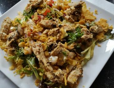Mexikanischer Salat mit Tortilla Chips Mexikanischer Salat mit Tortilla Chips