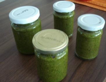 Basilikum-Pesto Basilikum-Pesto