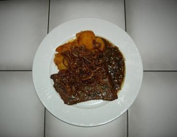 Zwiebelrostbraten mit Bratkartoffeln Zwiebelrostbraten mit Bratkartoffeln