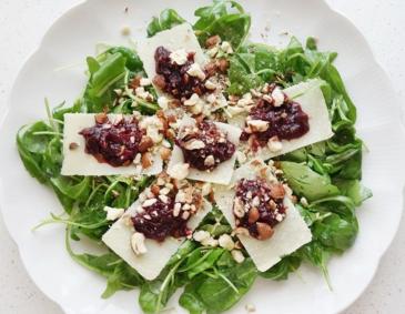 Rucola Salat mit Zwetschken-Chutney Rucola Salat mit Zwetschken-Chutney