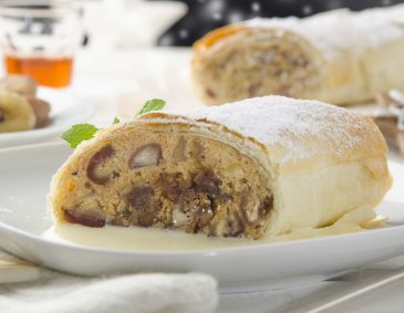 Maroni-Dattelstrudel mit lauwarmer Rumsauce