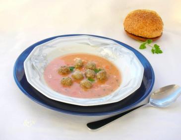 Karottensuppe mit Fleischbällchen Karottensuppe mit Fleischbällchen