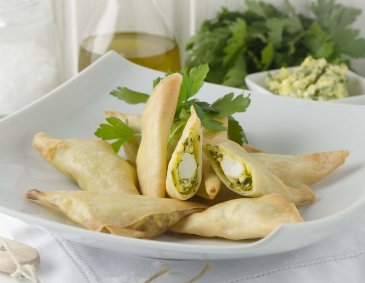 Fetadreiecke aus der Heißluftfritteuse Fetadreiecke aus der Heißluftfritteuse
