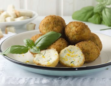 Ricottabällchen mit Basilikum aus der Heißluftfritteuse Ricottabällchen mit Basilikum aus der Heißluftfritteuse