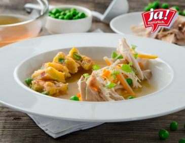 Consommé vom Mini-Gockel mit Kaiserschöberl Consommé vom Mini-Gockel mit Kaiserschöberl