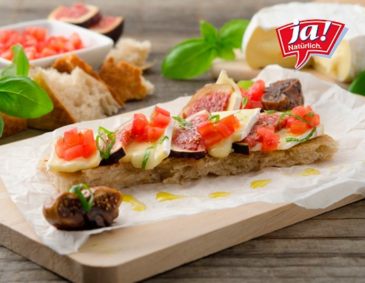 Focaccia mit Paradeiser-Coulis, Ziegencamembert und Balsamicofeigen Focaccia mit Paradeiser-Coulis, Ziegencamembert und Balsamicofeigen