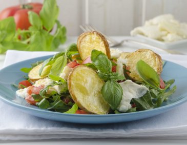 Caprese-Salat mit Braterdäpfeln aus der Heißluftfritteuse Caprese-Salat mit Braterdäpfeln aus der Heißluftfritteuse