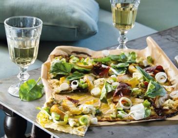 Flammkuchen mit karamellisierten Birnen, Blattspinat und Ziegenfrischkäse Flammkuchen mit karamellisierten Birnen, Blattspinat und Ziegenfrischkäse