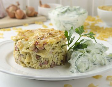 Überbackene Schinkenfleckerl mit Rahmgurkensalat aus der Heißluftfritteuse Überbackene Schinkenfleckerl mit Rahmgurkensalat aus der Heißluftfritteuse