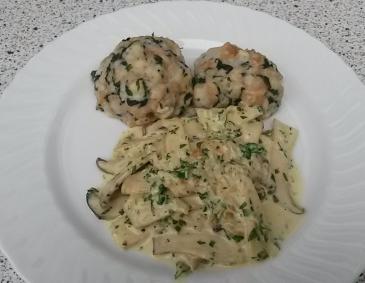 Spinatknödel mit Schwammerlsauce (Vegan) Spinatknödel mit Schwammerlsauce (Vegan)