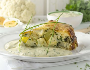 Karfiol-Auflauf mit Bergkäse und Schnittlauchsauce aus der Heißluftfritteuse Karfiol-Auflauf mit Bergkäse und Schnittlauchsauce aus der Heißluftfritteuse