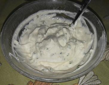 Sauerrahm-Joghurt-Knoblauch-Sauce Sauerrahm-Joghurt-Knoblauch-Sauce