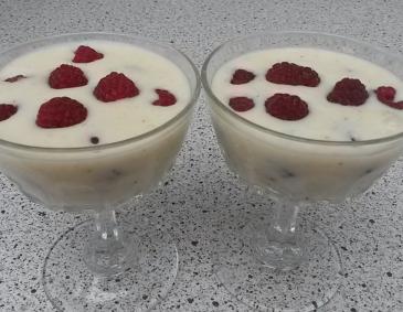Joghurtcreme auf Beerenmark Joghurtcreme auf Beerenmark