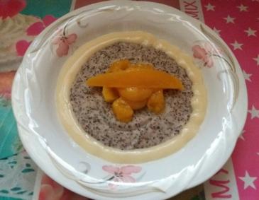 Mohn-Dinkelgrießbrei mit Mango Mohn-Dinkelgrießbrei mit Mango