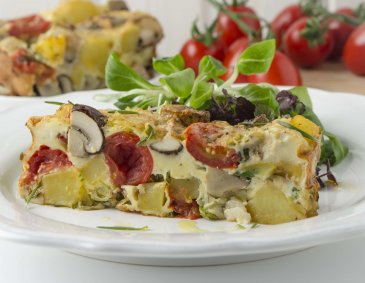 Erdäpfel-Pilzfrittata mit geschmolzenen Kirschparadeisern aus der Heißluftfritteuse Erdäpfel-Pilzfrittata mit geschmolzenen Kirschparadeisern aus der Heißluftfritteuse