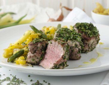 Kräuter-Schweinsmedaillons und Fisolengröstl aus der Heißluftfritteuse Kräuter-Schweinsmedaillons und Fisolengröstl aus der Heißluftfritteuse