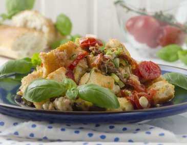 Überbackener Brotsalat mit getrockneten Paradeisern aus der Heißluftfritteuse Überbackener Brotsalat mit getrockneten Paradeisern aus der Heißluftfritteuse