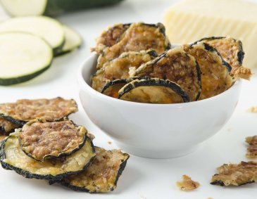 Zucchini-Chips aus der Heißluftfritteuse Zucchini-Chips aus der Heißluftfritteuse