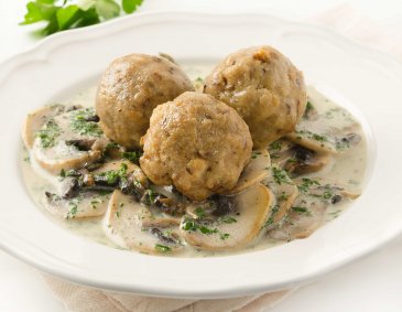 Schwarzbrotknödel mit Schwammerlsauce Schwarzbrotknödel mit Schwammerlsauce